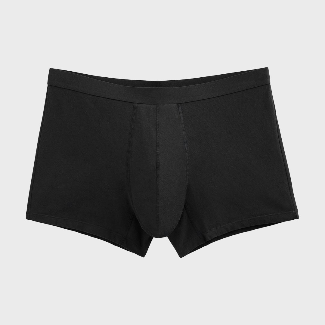 NEUE TENA Men Schützende Boxershorts auf weißem Hintergrund.