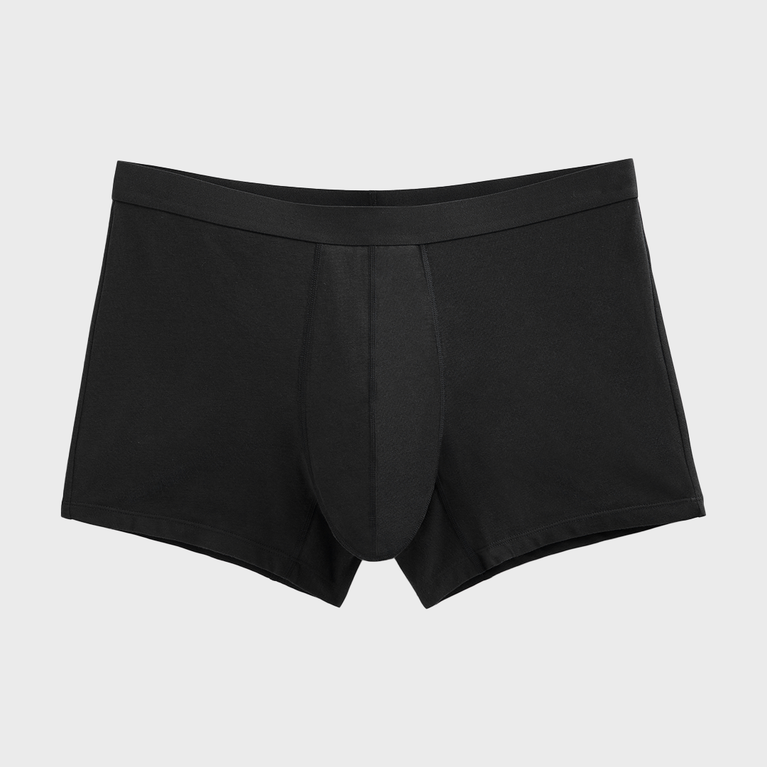 NEUE TENA Men Schützende Boxershorts auf weißem Hintergrund.