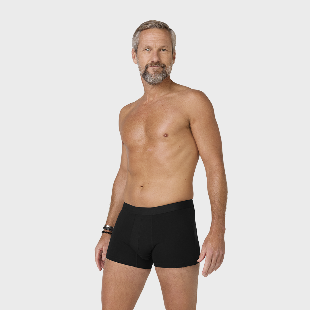 NEUE TENA Men Schützende Boxershorts auf einem Mann getragen.