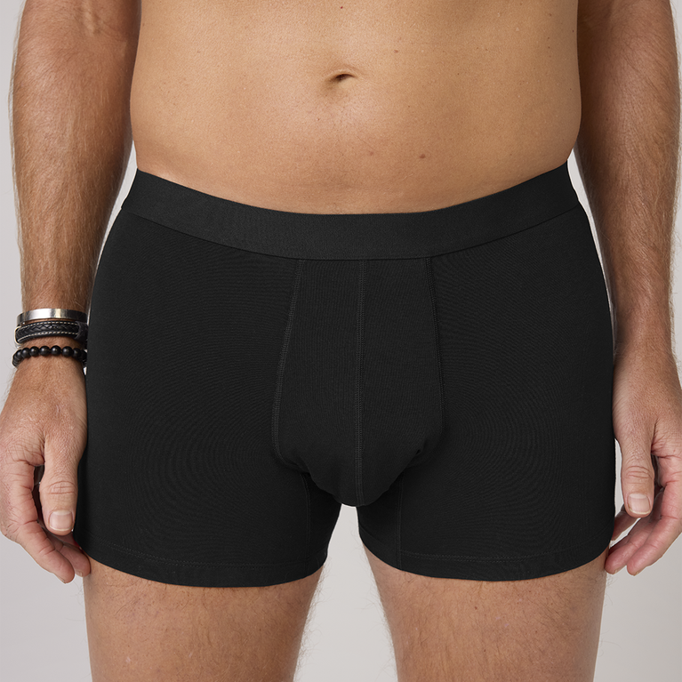 NEUE TENA Men Schützende Boxershorts getragen von einem Mann.