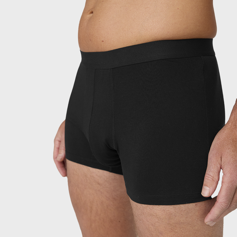 NEUE TENA Men Schützende Boxershorts an einem Mann getragen.