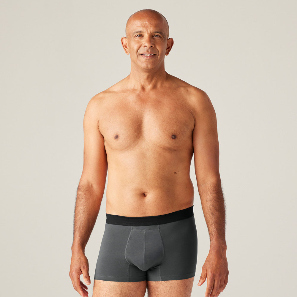 Mann trägt TENA waschbare Inkontinenz-Boxershorts für Männer.