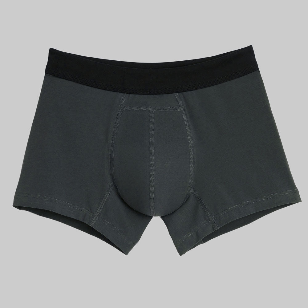 TENA waschbare Inkontinenz-Boxershorts für Männer, schwarze und graue Ausführung.