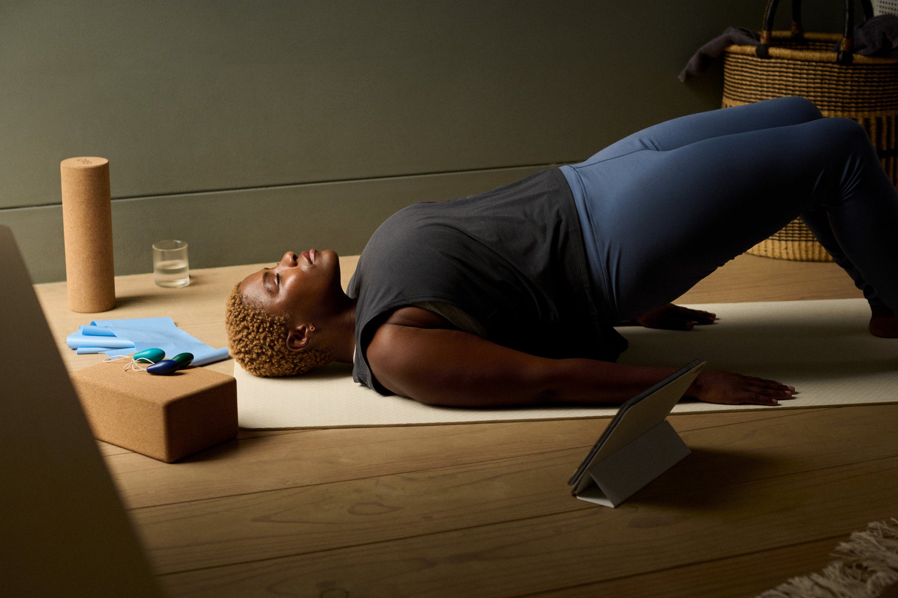 Person bei einer Fitnessübung auf der Matte mit TENA Unterwäsche