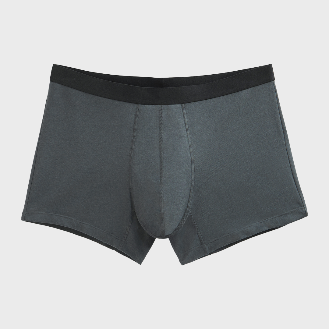 NEUE TENA Men schützende Boxershorts, dunkelgrau, flach liegend dargestellt.