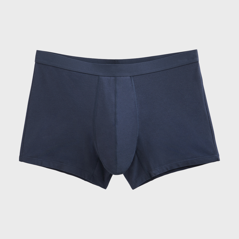 NEUE TENA Men Schützende Boxershorts auf weißem Hintergrund.