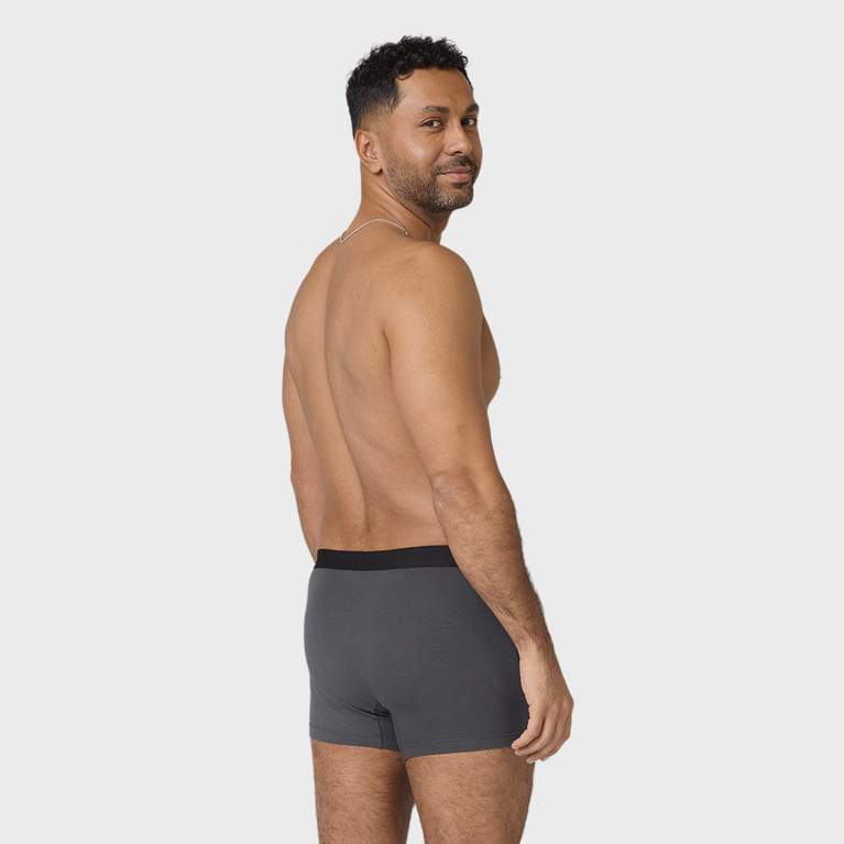 NEUE TENA Men schützende Boxershorts an einem Mann von hinten gezeigt.