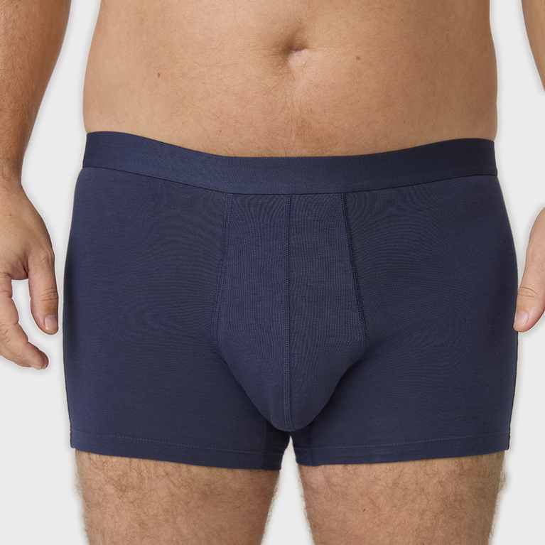 Mann trägt NEUE TENA Men Schützende Boxershorts.