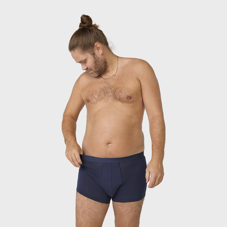 NEUE TENA Men Schützende Boxershorts mit integriertem Schutz, getragen von einem Mann.