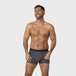 NEUE TENA Men schützende Boxershorts, getragen von lächelndem Mann.