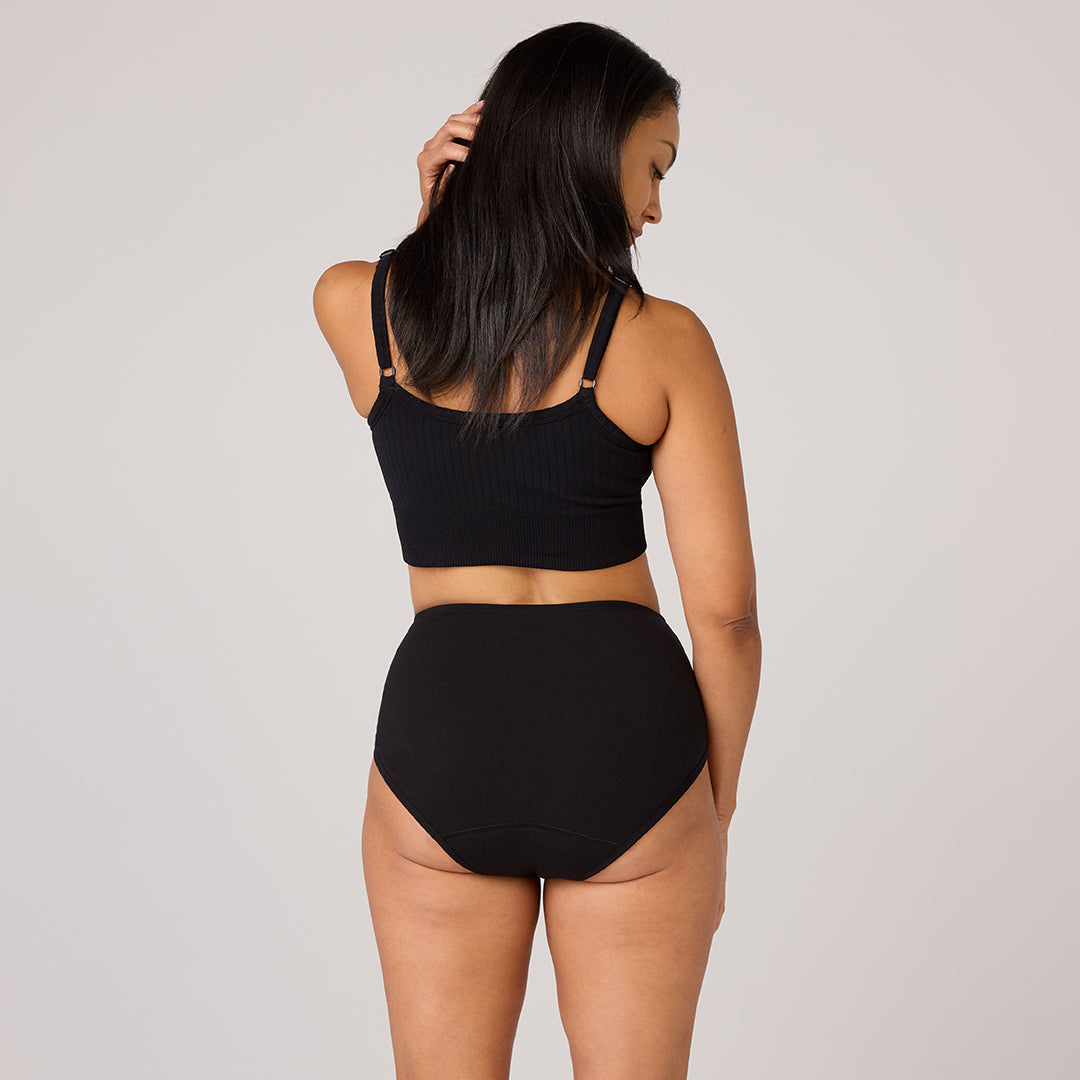 Frau trägt TENA 3-er Pack schützende Unterwäsche Bio-Baumwolle.