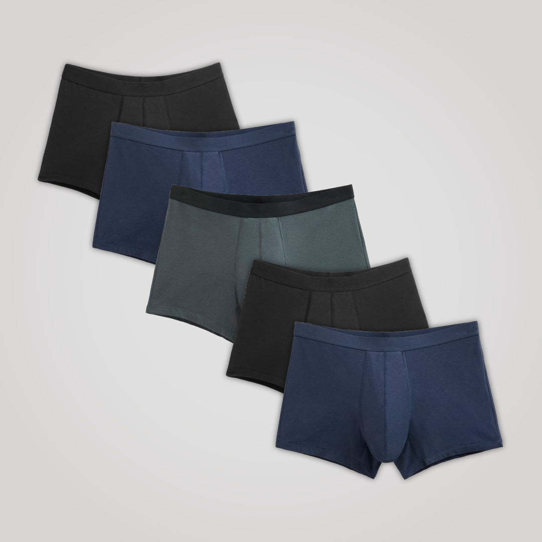 TENA Men 5er-Pack schützende Boxershorts in verschiedenen dunklen Tönen.