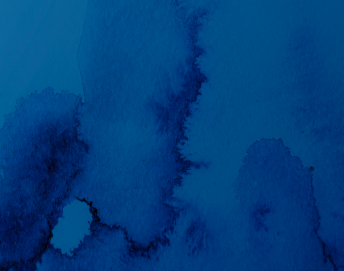 Dunkelblaue Aquarellfarbe fließt auf hellblauem Papier, erzeugt unregelmäßige, fleckige Muster.